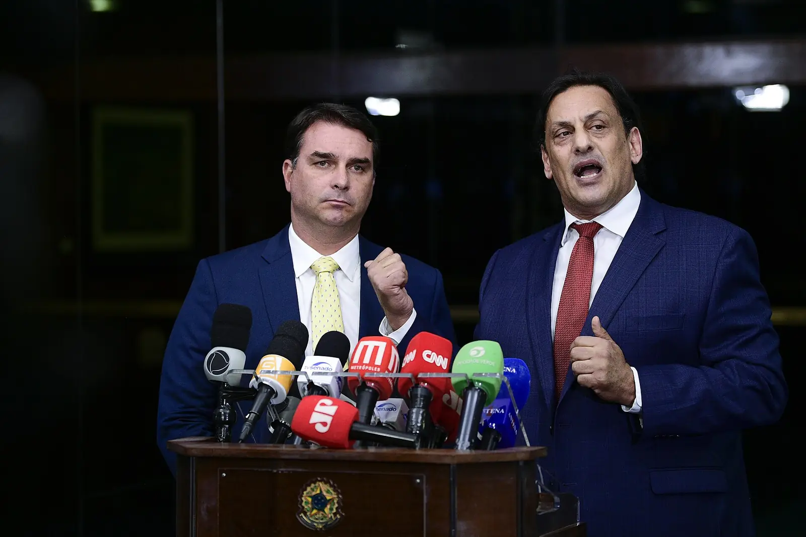File photo: Senator Flávio Bolsonaro at a press conference with his lawyer, 2021.