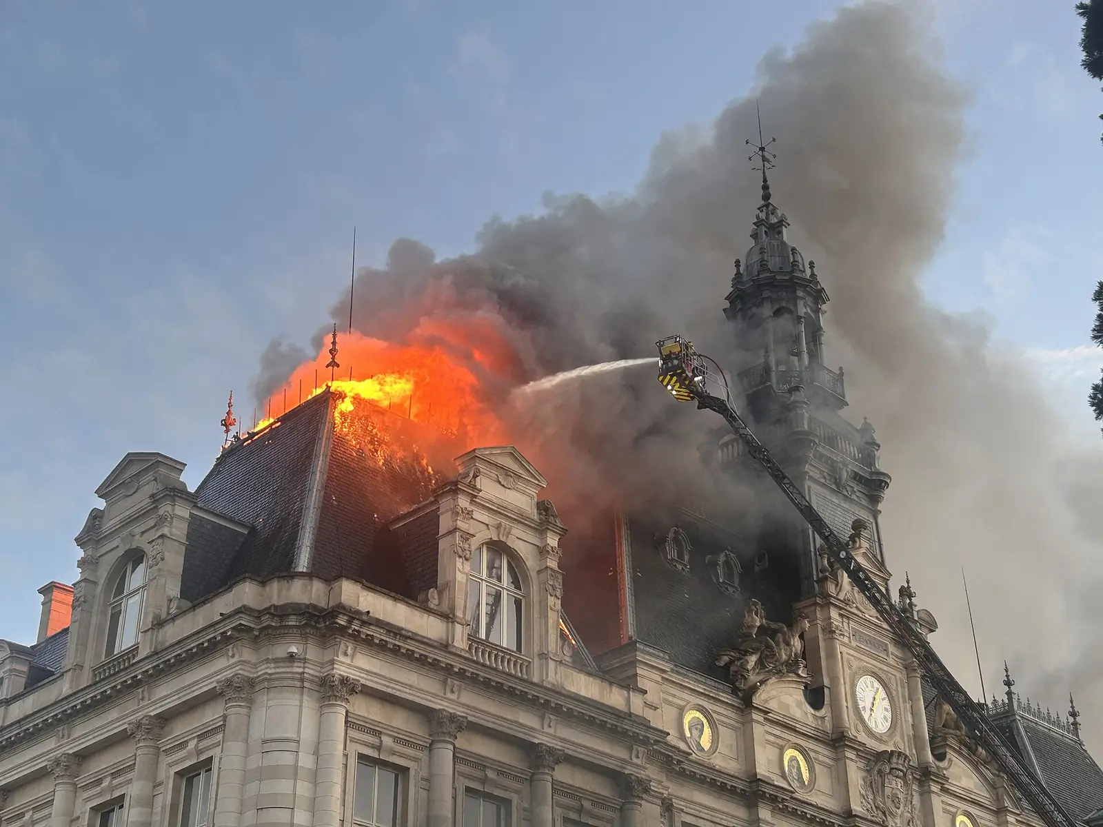 Limoges town hall on fire on the evening of 17 October 2026.