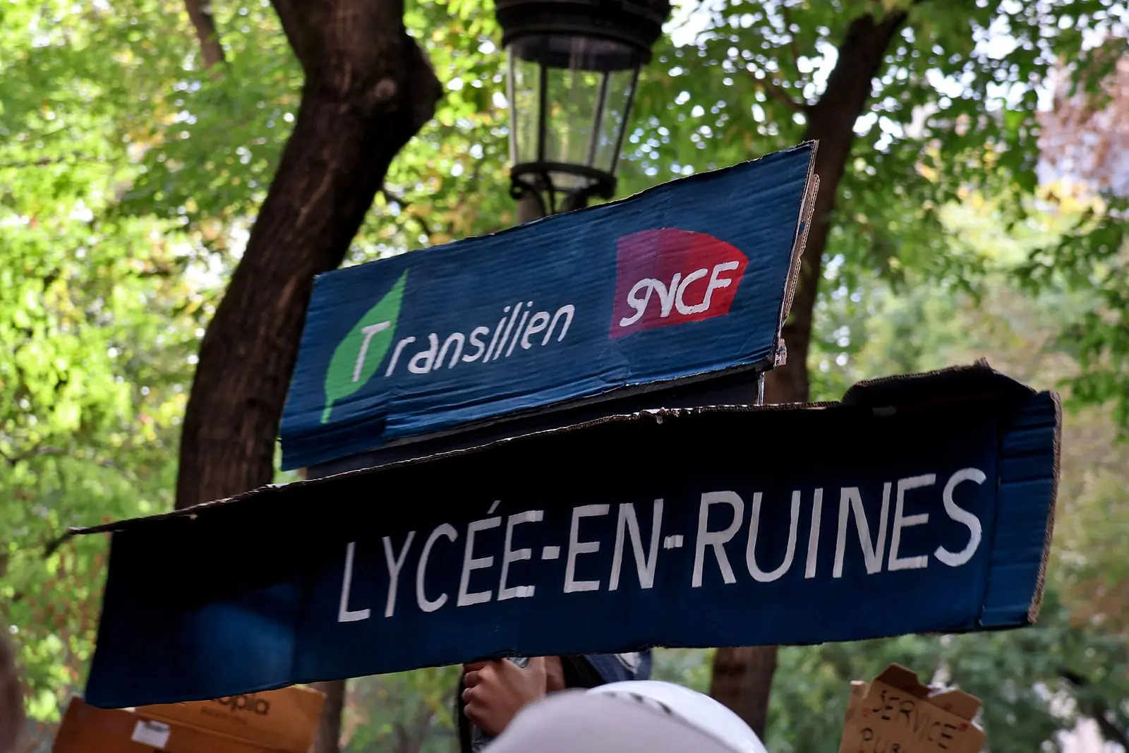 A placard from the Lycée Fustel-de-Coulanges in Massy at the protest march in Paris on 17 October 2026.
