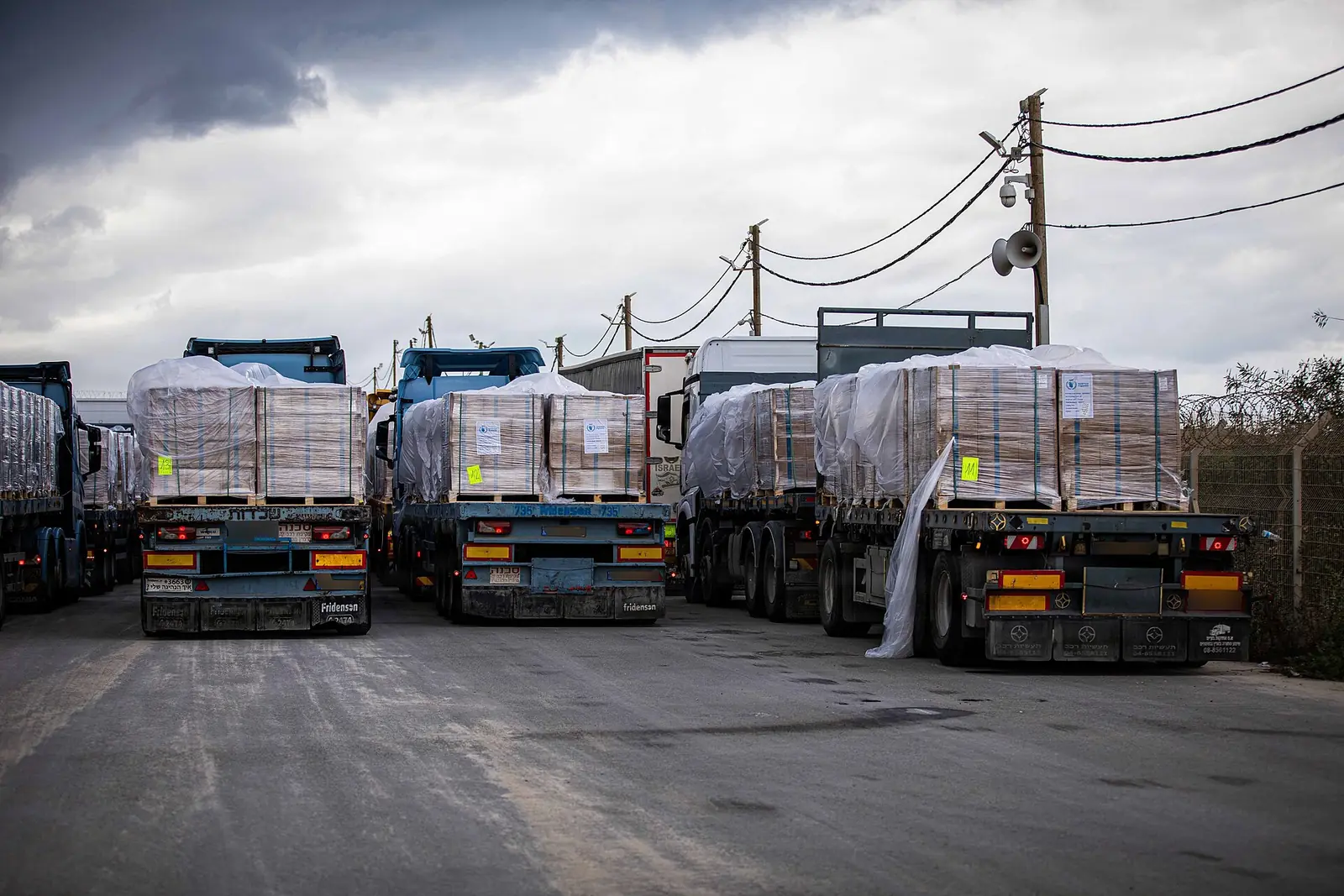 Trucks carrying humanitarian aid staged at the Zikim crossing point, November 2025 (file photo)